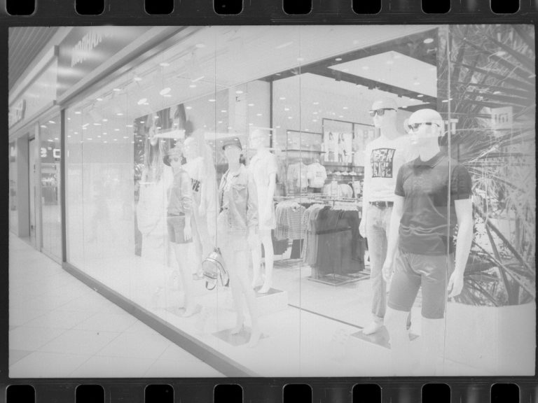 Schaufenster Milchglasfolie innen bekleben