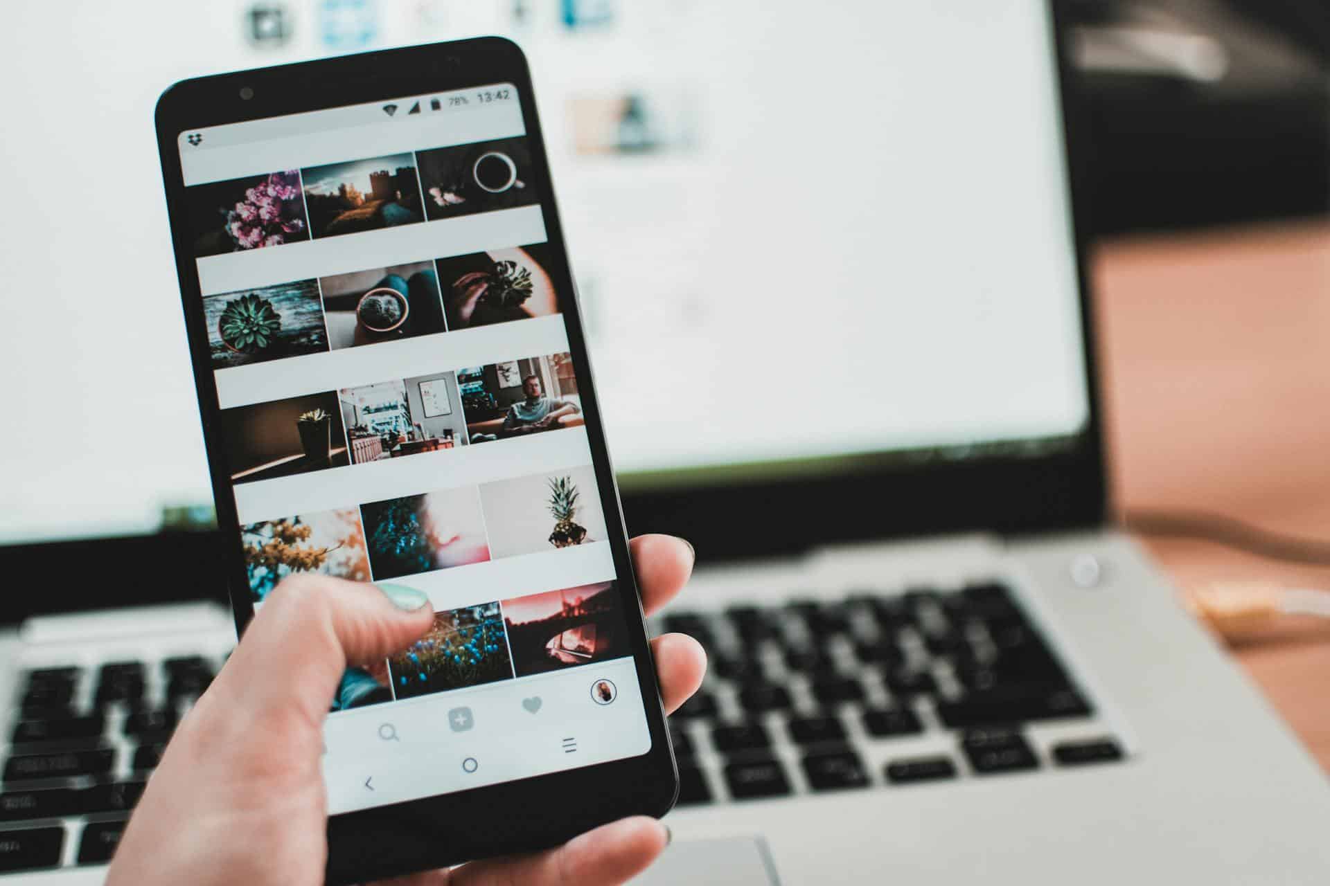 Instagram-App auf einem Smartphone mit Reels und Stories