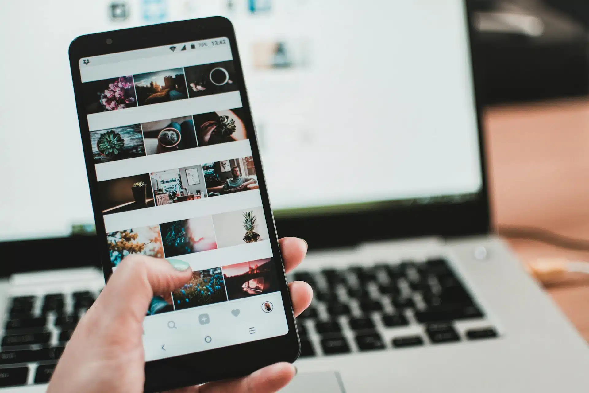 Instagram-App auf einem Smartphone mit Reels und Stories