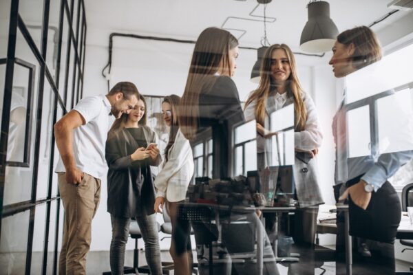 Team arbeitet flexibel mit verschiedenen Geräten wie Laptop und Smartphone