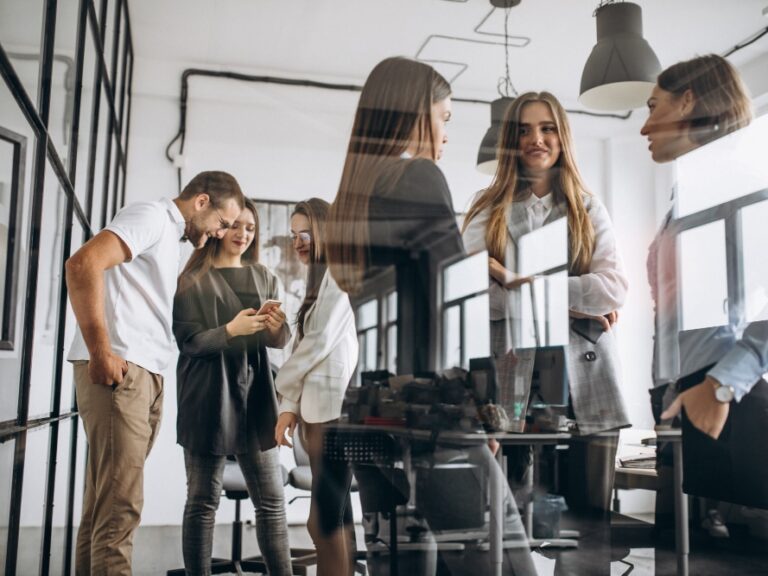 Team arbeitet flexibel mit verschiedenen Geräten wie Laptop und Smartphone