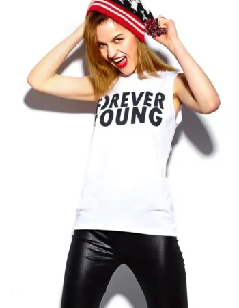 Eine fröhliche junge Frau mit individuellen Abschlusst-shirt der Abschlussklasse mit der Botschaft forever young